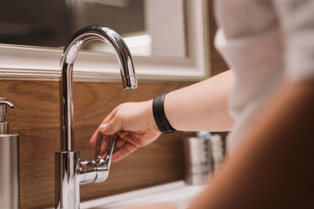 Fitting a modern basin mixer tap